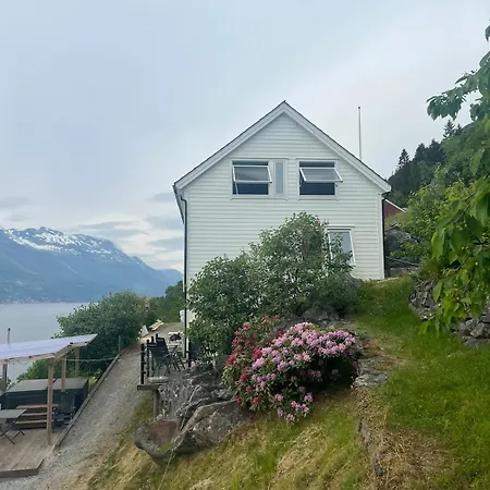Stort Hus Med Bad Og Sjolinje Hovland (Odda)