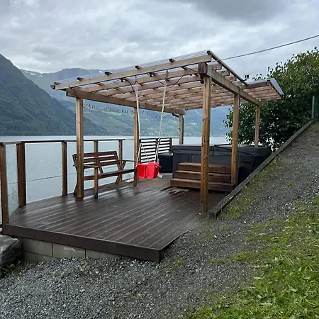 Feriehus Stort Hus Med Bad Og Sjolinje *
