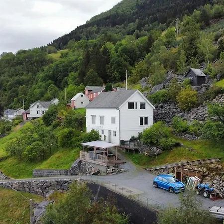 Stort Hus Med Bad Og Sjolinje Hovland (Odda)