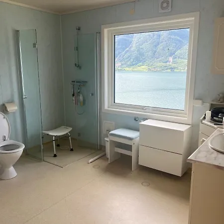 Stort Hus Med Bad Og Sjolinje * Hovland (Odda)