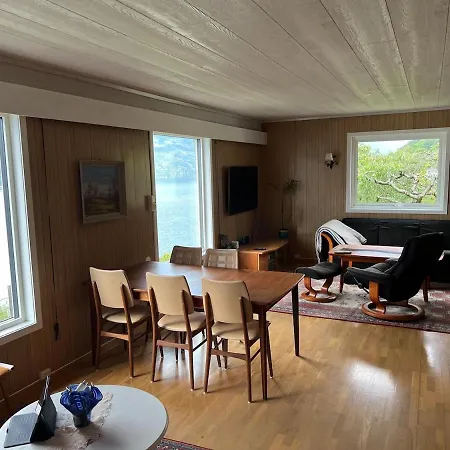 Stort Hus Med Bad Og Sjolinje Hovland (Odda)
