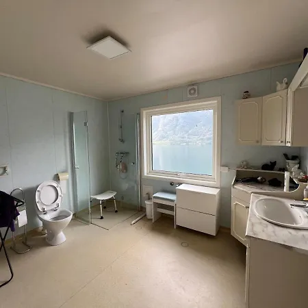Stort Hus Med Bad Og Sjolinje