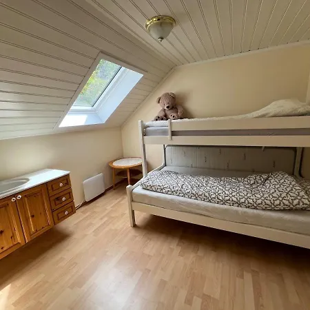 Stort Hus Med Bad Og Sjolinje *