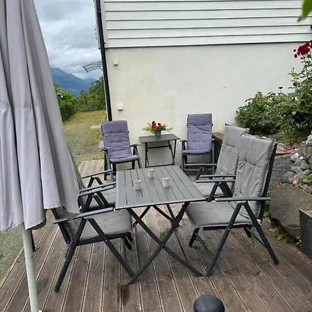 Feriehus Stort Hus Med Bad Og Sjolinje *